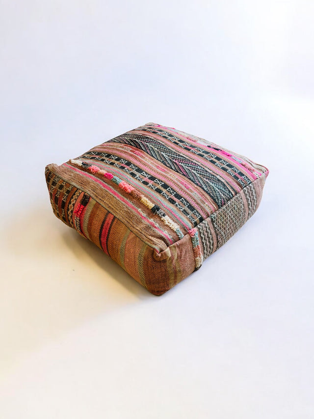 Vintage Bodenkissen vor neutralem Hintergrund