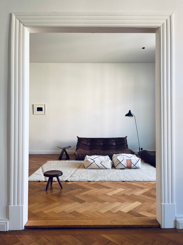 Altbau mit 2 Bodenkissen und Berber Teppich