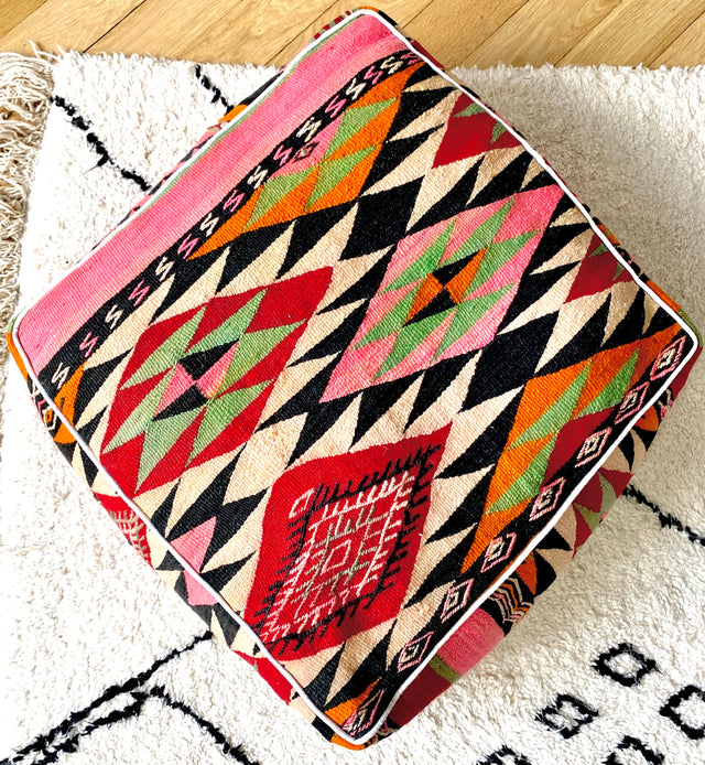 Buntes Bodenkissen oder Sitzkissen auf hellem Berber Teppich aus Marokko