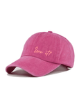 LEY! „Love it“-Kappe in Grün – Unisex-Kappe mit der Aufschrift „love it“ in gelber Schrift auf der Vorderseite gestickt.