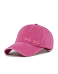 Die LEY! „Yalla Yalla“-Kappe in Lila ist ein Unisex-Modell im Vintage-Stil mit gelber Schriftstickerei und verstellbarer Passform.