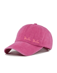 Die LEY! „Yalla Yalla“-Kappe in Lila ist ein Unisex-Modell im Vintage-Stil mit gelber Schriftstickerei und verstellbarer Passform.