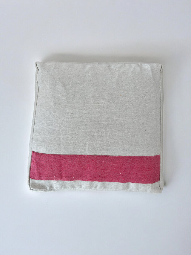 Bodenkissen aus Baumwolle für Wohnzimmer oder Kinderzimmer. Sitzsack oder Stapelstein aus Hochzeitsdecke und Baumwolldecken in 60x60x25cm. Hergestellt in Handarbeit in Marrakesch.