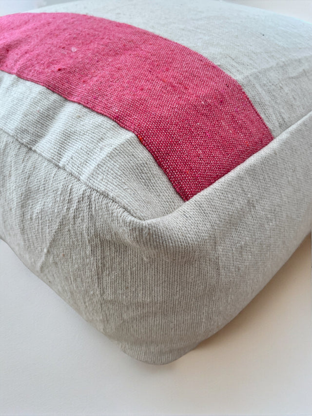 Bodenkissen aus Baumwolle für Wohnzimmer oder Kinderzimmer. Sitzsack oder Stapelstein aus Hochzeitsdecke und Baumwolldecken in 60x60x25cm. Hergestellt in Handarbeit in Marrakesch.