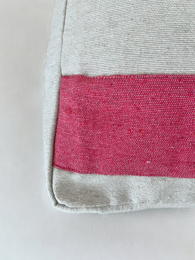 Bodenkissen aus Baumwolle für Wohnzimmer oder Kinderzimmer. Sitzsack oder Stapelstein aus Hochzeitsdecke und Baumwolldecken in 60x60x25cm. Hergestellt in Handarbeit in Marrakesch.