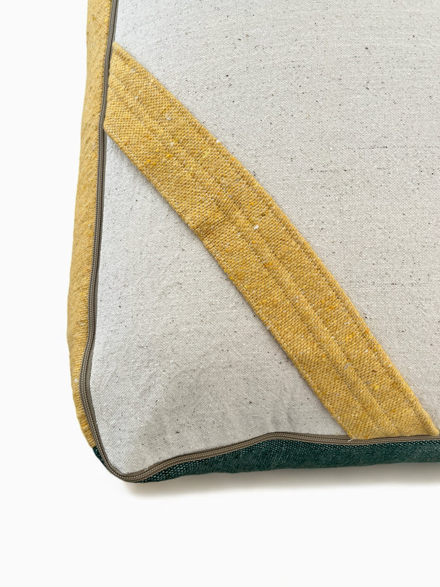 Bodenkissen aus Baumwolle für Wohnzimmer oder Kinderzimmer. Sitzsack oder Stapelstein aus Hochzeitsdecke und Baumwolldecken in 60x60x25cm. Hergestellt in Handarbeit in Marrakesch.