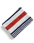 Die LEY! Tasche - Stripe Line "Parosa" (20x30cm) ist eine rechteckige, handgefertigte Kosmetiktasche mit Reißverschluss, die marineblaue, rote und weiße Querstreifen unterschiedlicher Breite auf einem klaren weißen Hintergrund aufweist.