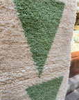Cremefarbener Berber-Teppich – „Noor“ von THE DANISH GIRL INTERIOR, flauschig, mit zwei großen, nach unten gerichteten grünen Dreiecken, 0,60 x 1,10 m.