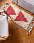 Berber-Teppich „Tazita“ 0,60 x 1,10 m von THE DANISH GIRL INTERIOR aus Schurwolle mit roten Dreiecken und Fransen.