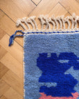THE DANISH GIRL INTERIOR Berber-Teppich – Amani, 0,60 x 1,10 m; blau/rosa mit cremefarbenen Fransen, ein Strang ist geflochten.