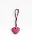 Der LEY! Taschenanhänger – Love Loop – Rosa ist ein schicker, rosa Herz-Anhänger mit Band, der perfekt zu jeder Tasche passt.