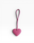 Der LEY! Taschenanhänger – Love Loop – Rosa ist ein schicker, rosa Herz-Anhänger mit Band, der perfekt zu jeder Tasche passt.