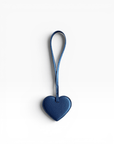 A LEY! Taschenanhänger – Love Loop – Nachtblau, herzförmig mit Schlaufe, abgebildet auf weißem Hintergrund.