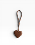 LEY! Taschenanhänger – Love Loop – Cognacfarbener Schlüsselanhänger mit Schlaufe, abgebildet auf weißem Hintergrund.