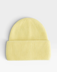 LEY! Wollmütze „Saha“ in Lila, Unisex-Strickmütze mit Umschlag, auf weißem Hintergrund.