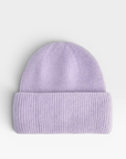 Eine hellviolette LEY! Wollmütze „Saha“ (Unisex) mit umgeschlagenem Rand, flach auf einem weißen Hintergrund liegend.