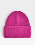 LEY! Wollmütze „Saha“ in Pink mit breiter Krempe, abgebildet vor einem schlichten weißen Hintergrund.