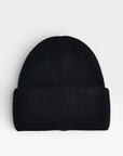 Die LEY! Wollmütze „Saha“ in Schwarz ist eine schlichte, schwarze Unisex-Mütze mit umgeschlagenem Rand von LEY!.