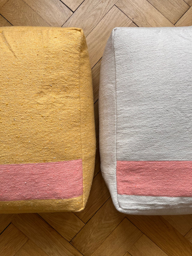 Bodenkissen aus Baumwolle für Wohnzimmer oder Kinderzimmer. Sitzsack oder Stapelstein aus Hochzeitsdecke und Baumwolldecken in 60x60x25cm. Hergestellt in Handarbeit in Marrakesch.