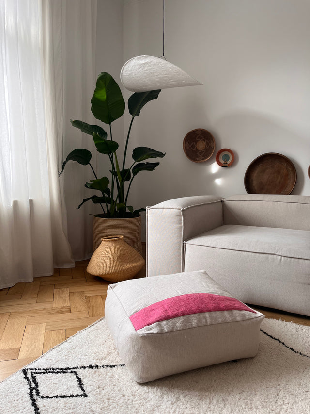 Bodenkissen aus Baumwolle für Wohnzimmer oder Kinderzimmer. Sitzsack oder Stapelstein aus Hochzeitsdecke und Baumwolldecken in 60x60x25cm. Hergestellt in Handarbeit in Marrakesch.