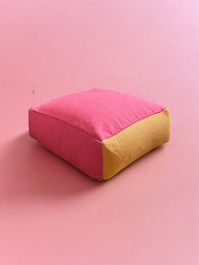 Bodenkissen aus Baumwolle für Wohnzimmer oder Kinderzimmer. Sitzsack oder Stapelstein aus Hochzeitsdecke und Baumwolldecken in 60x60x25cm. Hergestellt in Handarbeit in Marrakesch.