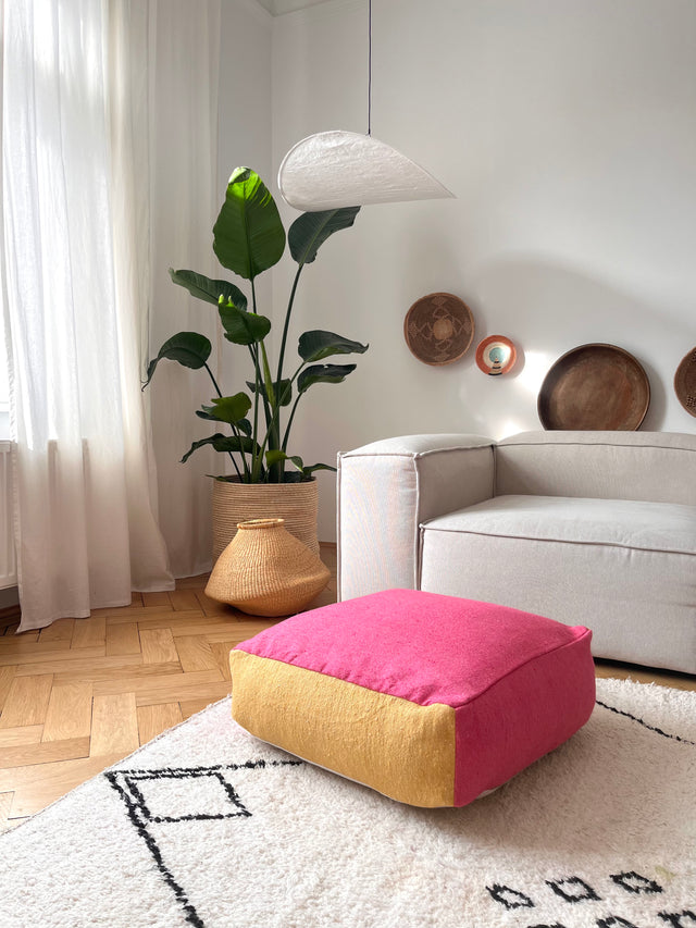 Bodenkissen aus Baumwolle für Wohnzimmer oder Kinderzimmer. Sitzsack oder Stapelstein aus Hochzeitsdecke und Baumwolldecken in 60x60x25cm. Hergestellt in Handarbeit in Marrakesch.