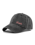 Die LEY! „Habibi“-Kappe in Rosa verfügt über eine rosa Stickerei, einen Vintage-Wasch-Look und einen verstellbaren Verschluss.