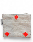 Die LEY! Tasche - Colorful Line - 15x20cm ist eine cremefarbene, rechteckige Schurwolle-Kosmetiktasche mit einem Reißverschluss an der Oberseite, leuchtend orangefarbenen Eckdiamanten und einem kleinen Stoffanhänger links. Handarbeit Marrakesch Handwerkskunst fügt einzigartigen Charme.
