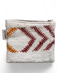 Die LEY! Tasche - Colorful Line - 15x20cm ist eine kleine gewebte Tasche mit Reißverschluss, die bunte Linien und rote und gelbe geometrische Stickereien auf weißem Grund sowie einen seitlichen Stoffanhänger aufweist.