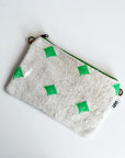 Die rechteckige weiße Tasche "Tasche - Mona neongrün - 20x30cm" von LEY! hat ein Streifendesign mit grünen Rauten, einen grünen Reißverschluss, Metallringe an jeder Seite und einen kleinen weißen "LEY!"-Anhänger. Es ist auf einem weißen Hintergrund abgebildet.