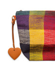 LEY! Taschenanhänger – Love Loop – Cognac mit Reißverschlusszug aus Kunstleder und Herzanhänger, auf weißem Hintergrund.