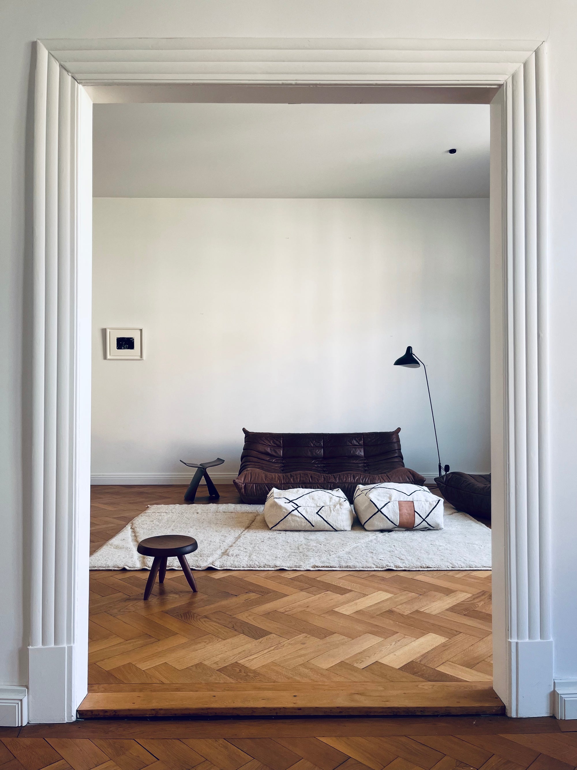 Altbau mit 2 Bodenkissen und Berber Teppich