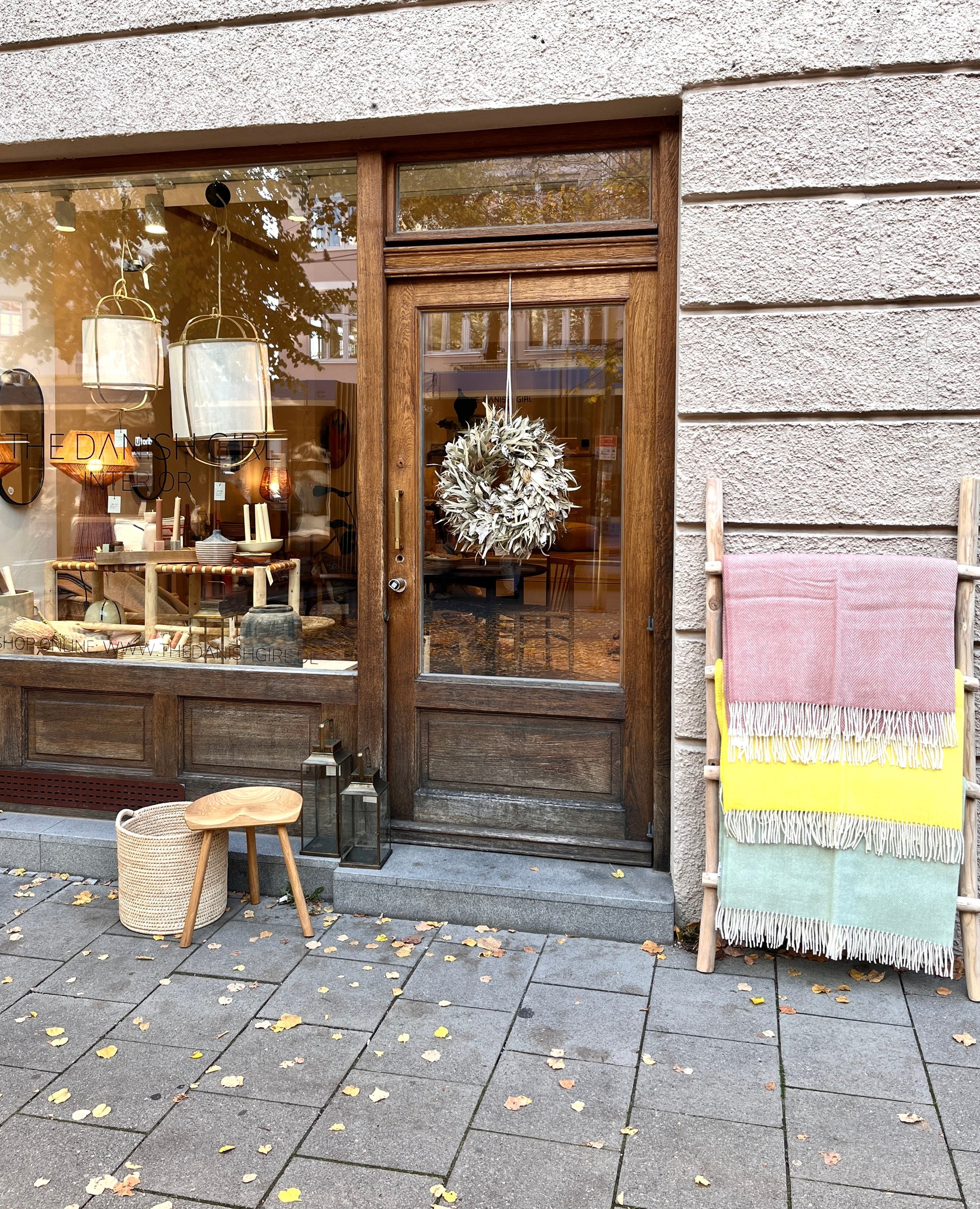 Geöffneter Laden in Muenchen Haidhausen mit Produkten die vor dem Laden ausgestellt werden