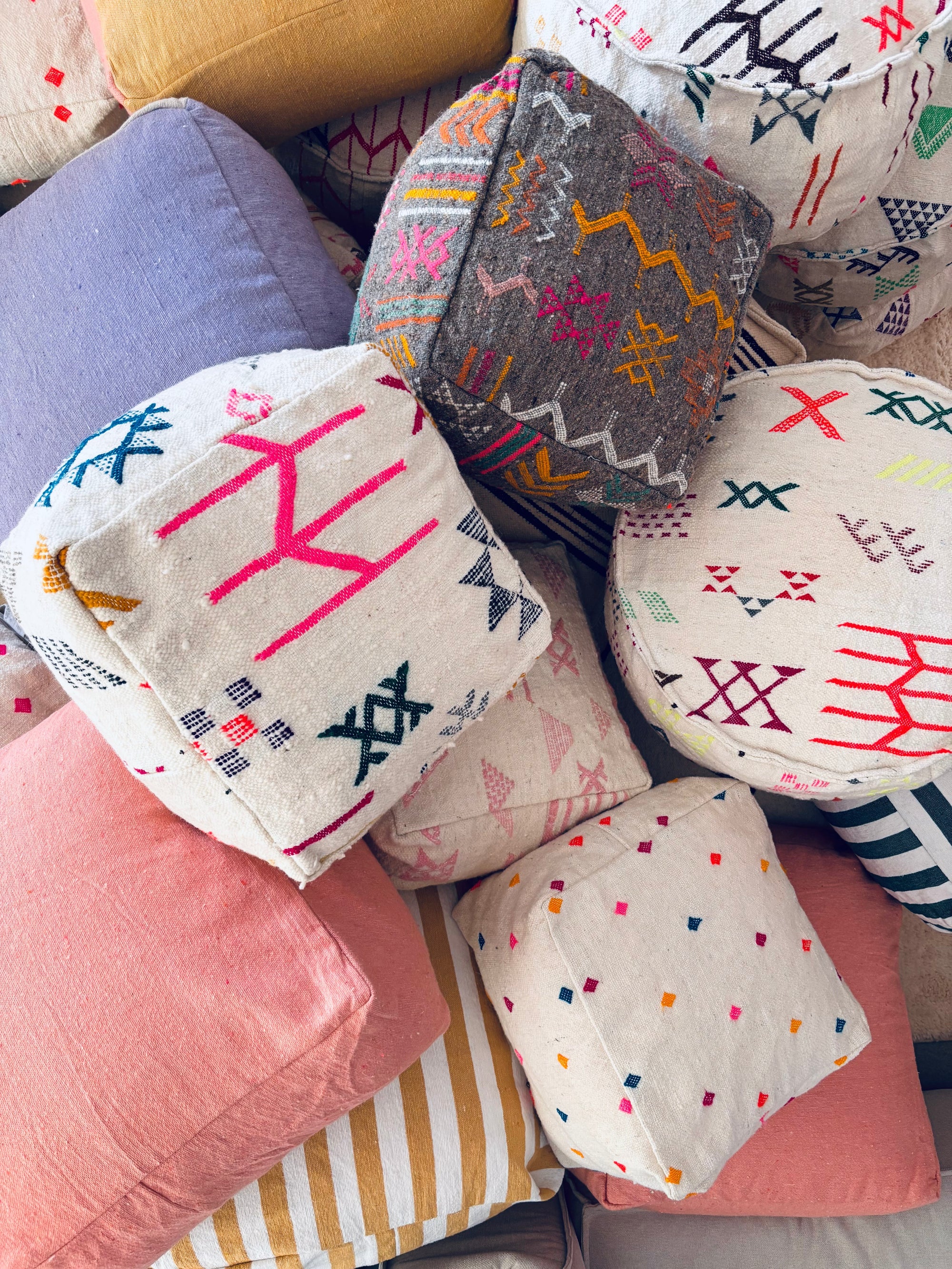 Gestapelte, bunte Bodenkissen von LEY! 