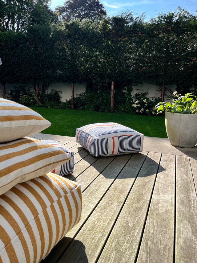 Sommerliche Bodenkissen in kühlen Blau- und Grüntönen, die eine entspannte Poolside-Atmosphäre mit modernem Design und Komfort verbinden