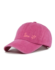 LEY! „Love it“-Kappe in Grün – Unisex-Kappe mit der Aufschrift „love it“ in gelber Schrift auf der Vorderseite gestickt.