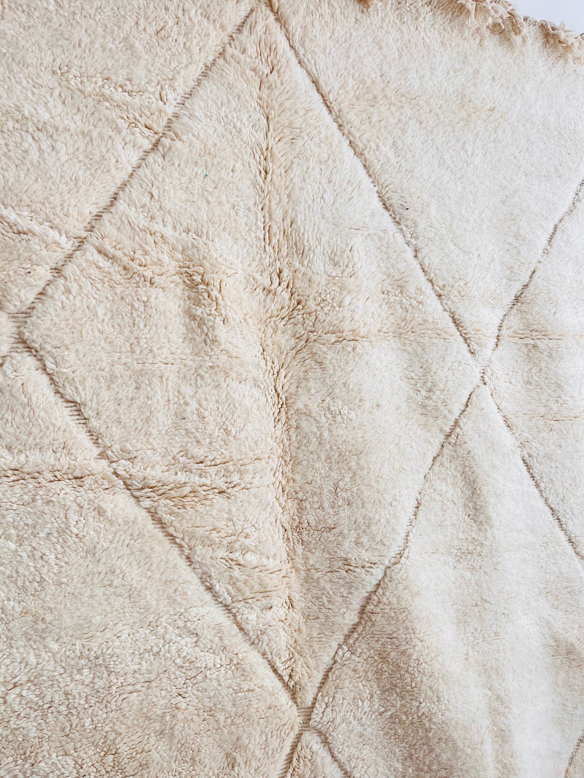 Weiche Wollfasern eines Beni Ourain Berber-Teppichs in Beige mit minimalistischen Mustern