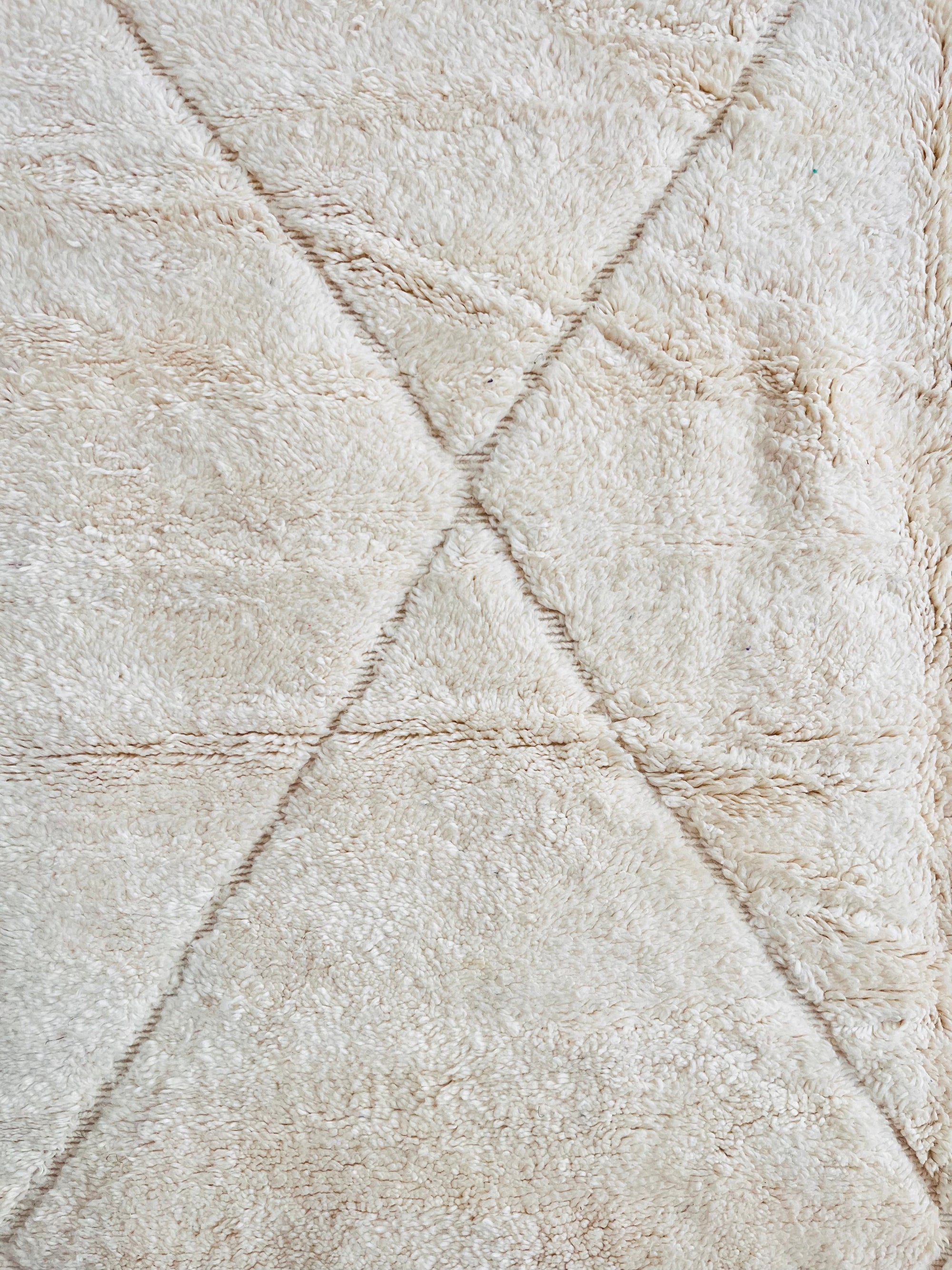 Weiche Wollfasern eines Beni Ourain Berber-Teppichs in Beige mit minimalistischen Mustern