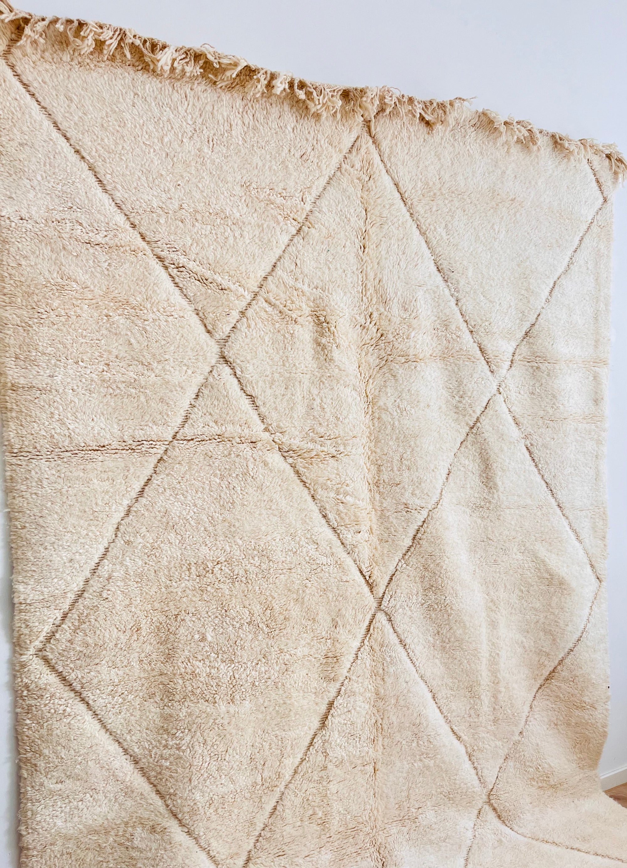 Traditionelle Handknüpftechnik eines Beni Ourain Berber-Teppichs – nachhaltige Herstellung aus Marokko