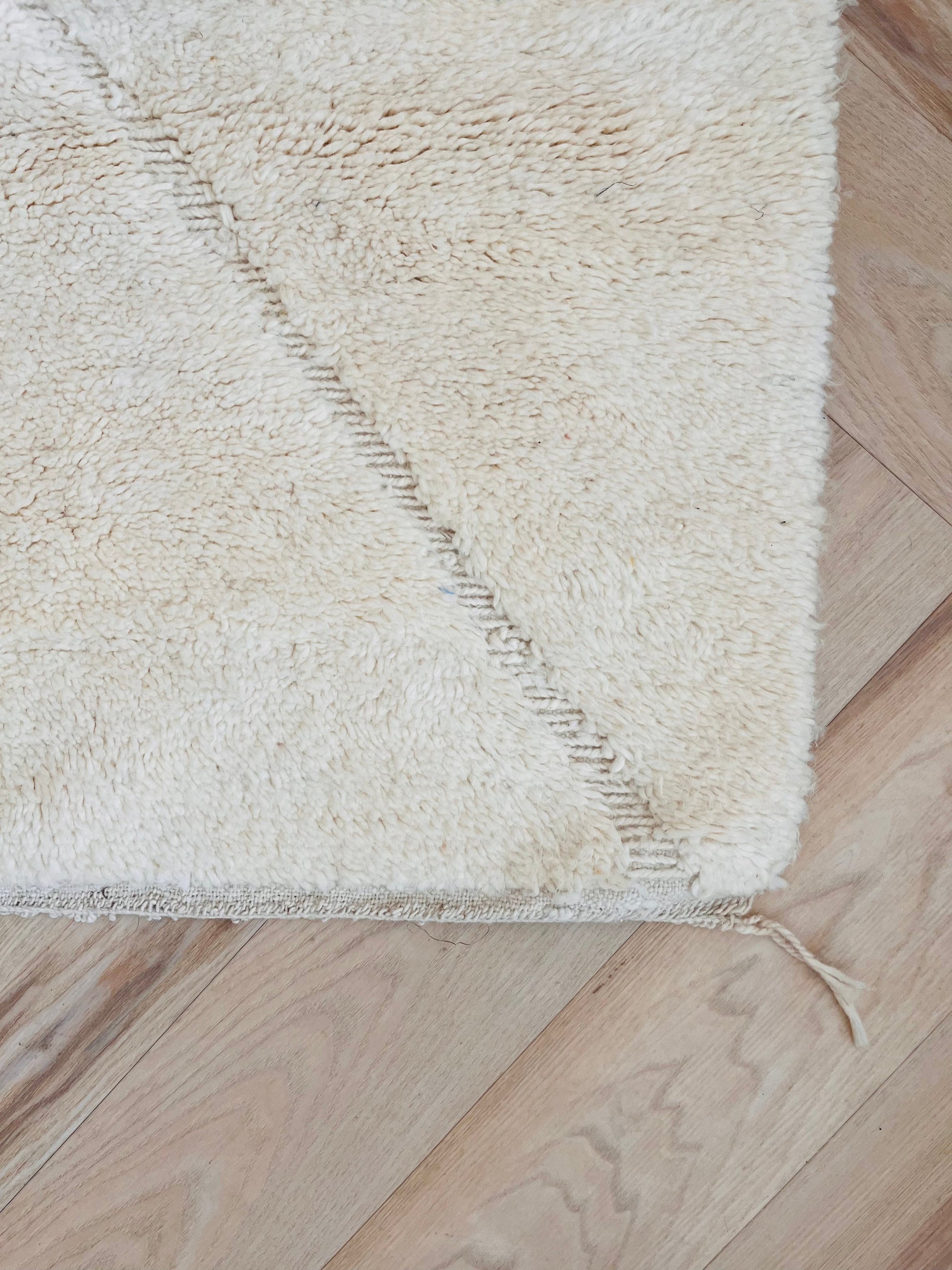 Nahaufnahme des subtilen beigen Musters auf einem Beni Ourain Berber-Teppich