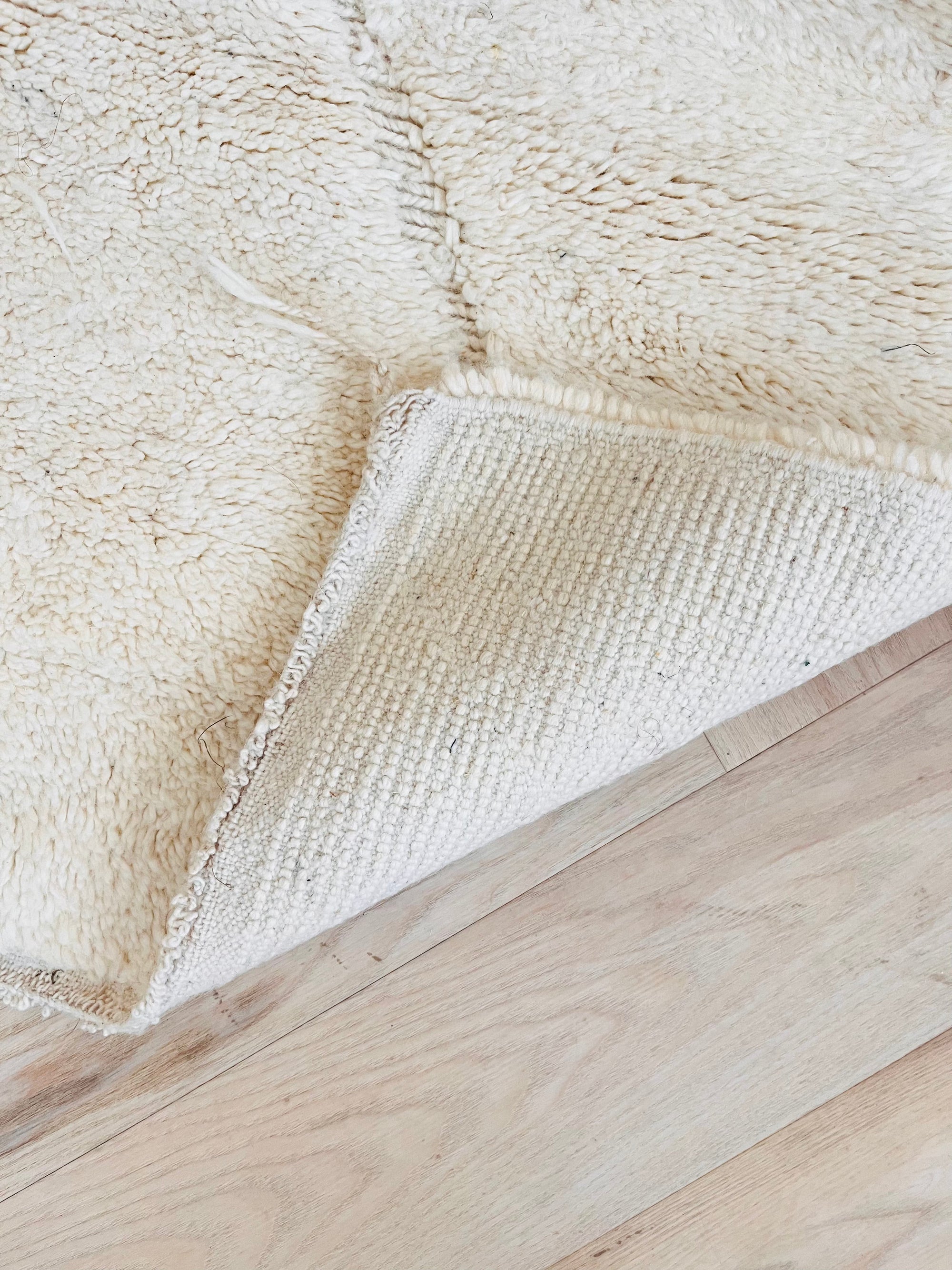 Nahaufnahme des subtilen beigen Musters auf einem Beni Ourain Berber-Teppich