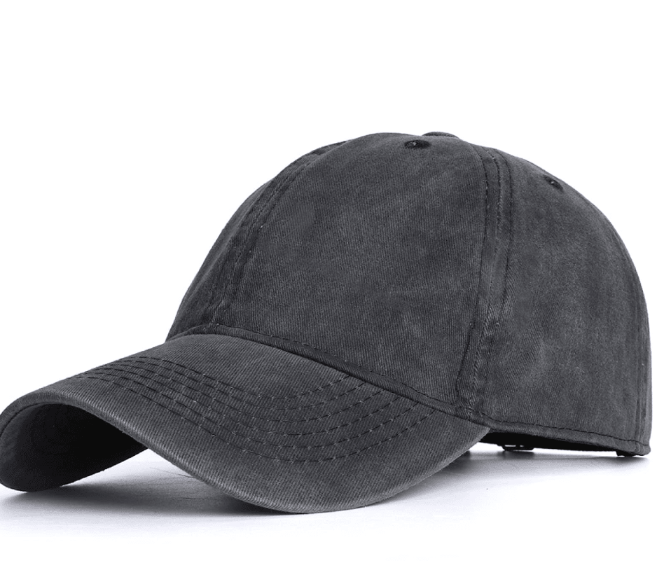 Eine schlichte, dunkelgraue LEY! CAPS Baseballkappe mit gebogenem Rand und sichtbaren Nähten ist auf weißem Hintergrund abgebildet - ideal für die individuelle Gestaltung oder als personalisierte Kappe.