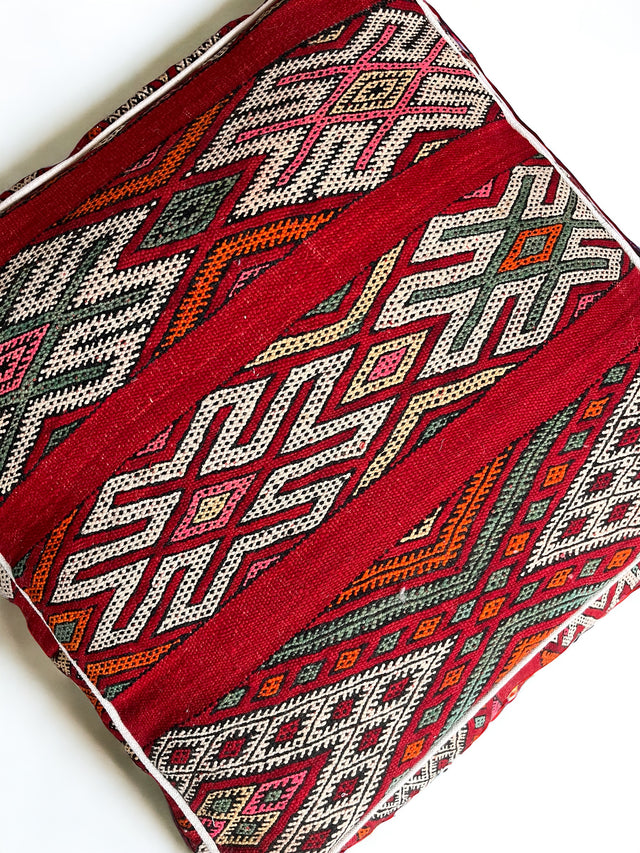 Rotes Bodenkissen in 60x60x25cm, Hergestellt wurde dieser Pouf aus vintage Teppichen in Handarbeit, Made in Marrakesch, Der Sitzsack eignet sich besonders gut für Wohn- und Esszimmer, Die bunten knalligen Farben machen dieses Bodenkissen zu einem besonderen Hingucker.