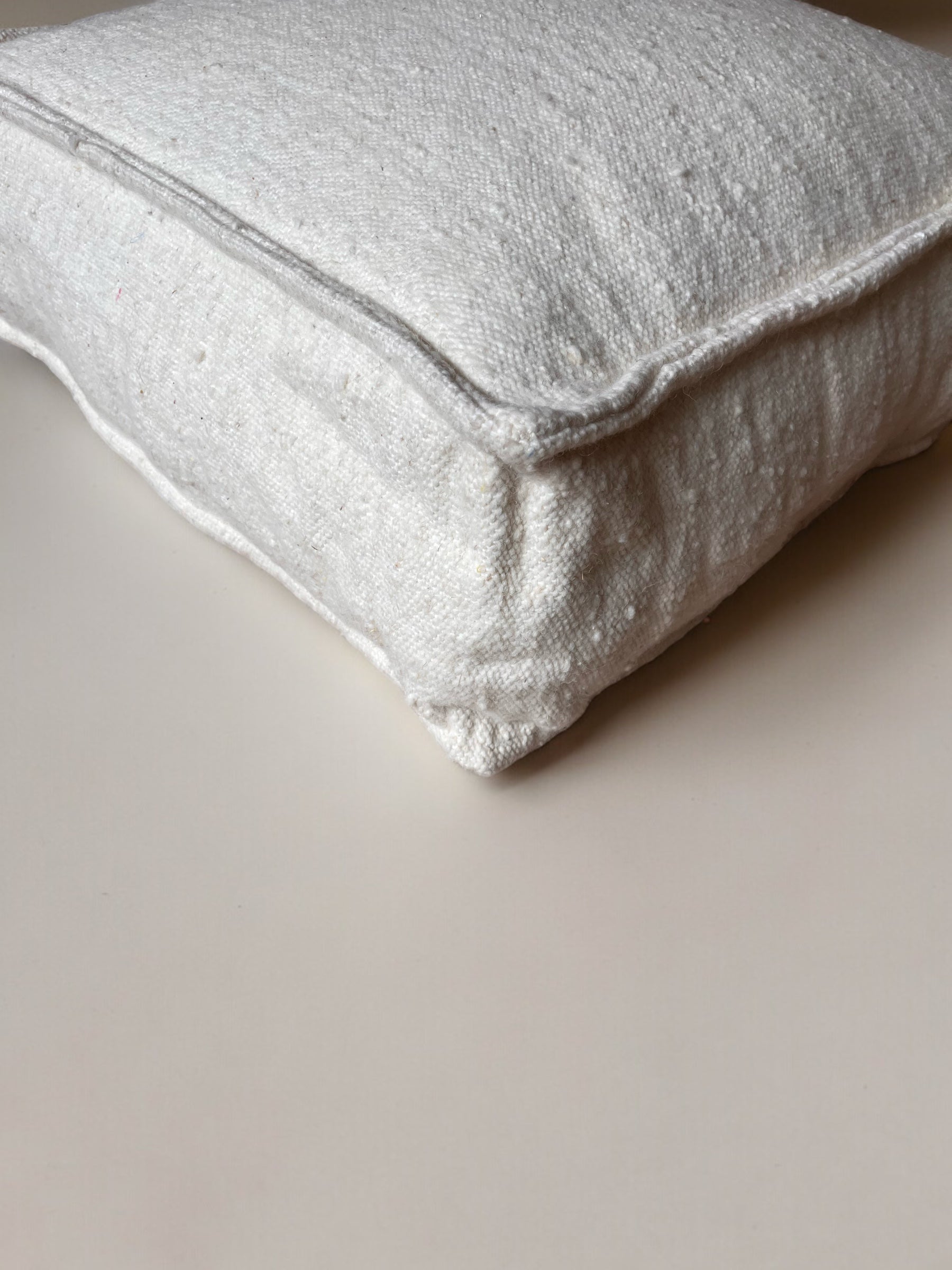 Bodenkissen aus Kelim Berber Teppich für Wohnzimmer, Kinderzimmer oder Flur. Sitzsack, Meditationskissen oder Stapelstein aus Berber Teppich in 60x60x25cm. Hergestellt in Handarbeit in Marrakesch.