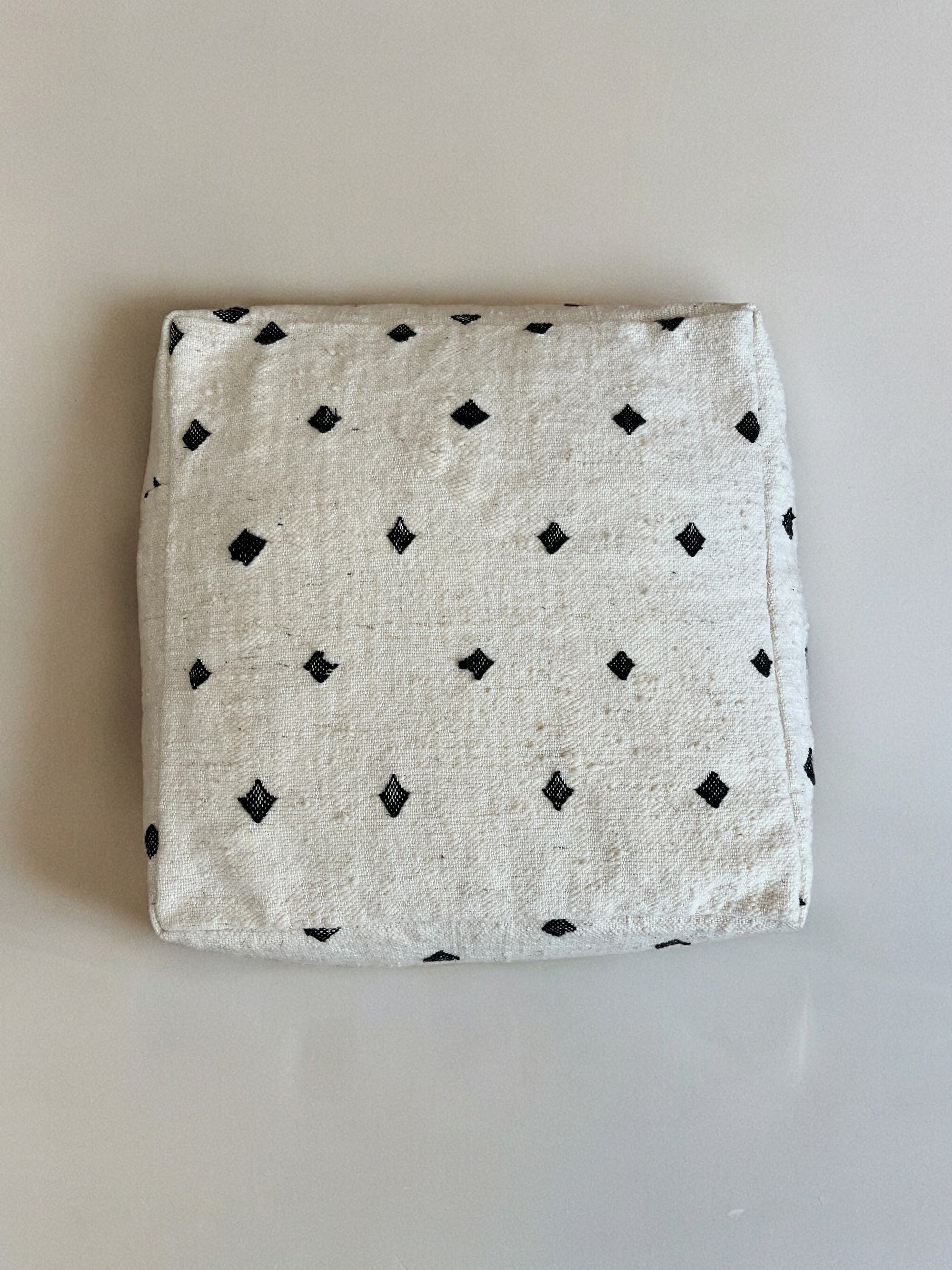 Bodenkissen in schwarz-weiß aus Schurwolle von LEY!