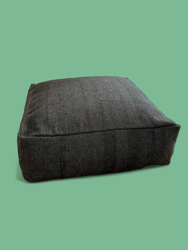 Bodenkissen in dunkelm grau - perfekt als Sitzkissen oder Pouf  für die Kinderzimmereinrichtung oder im Wohnzimmer 