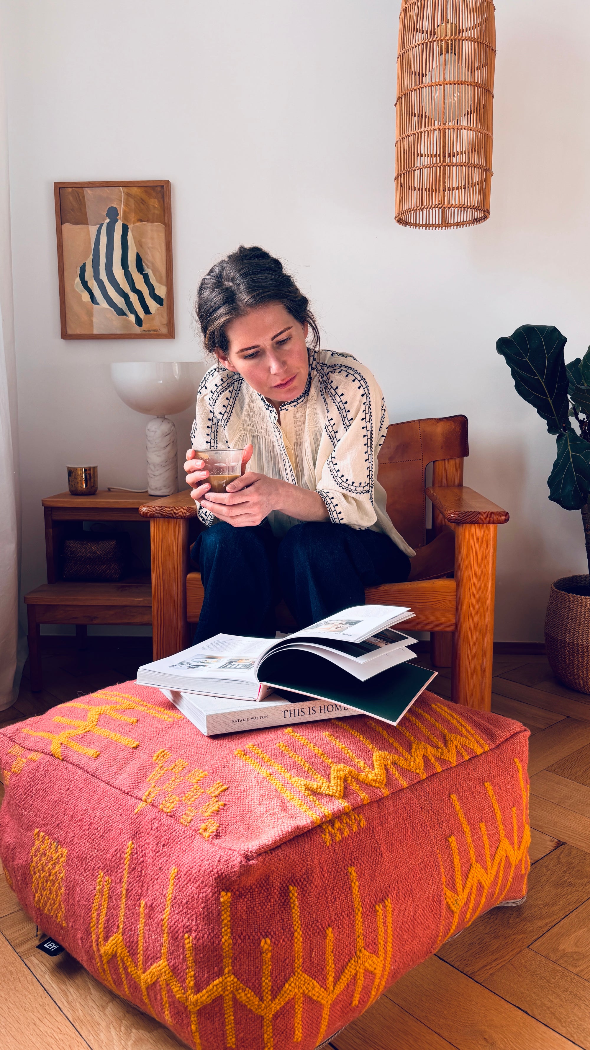 Handgefertigtes Berber Bodenkissen in terracottamit gelbem Muster aus Schurwolle als Boho Sitzkissen im Wohnzimmer