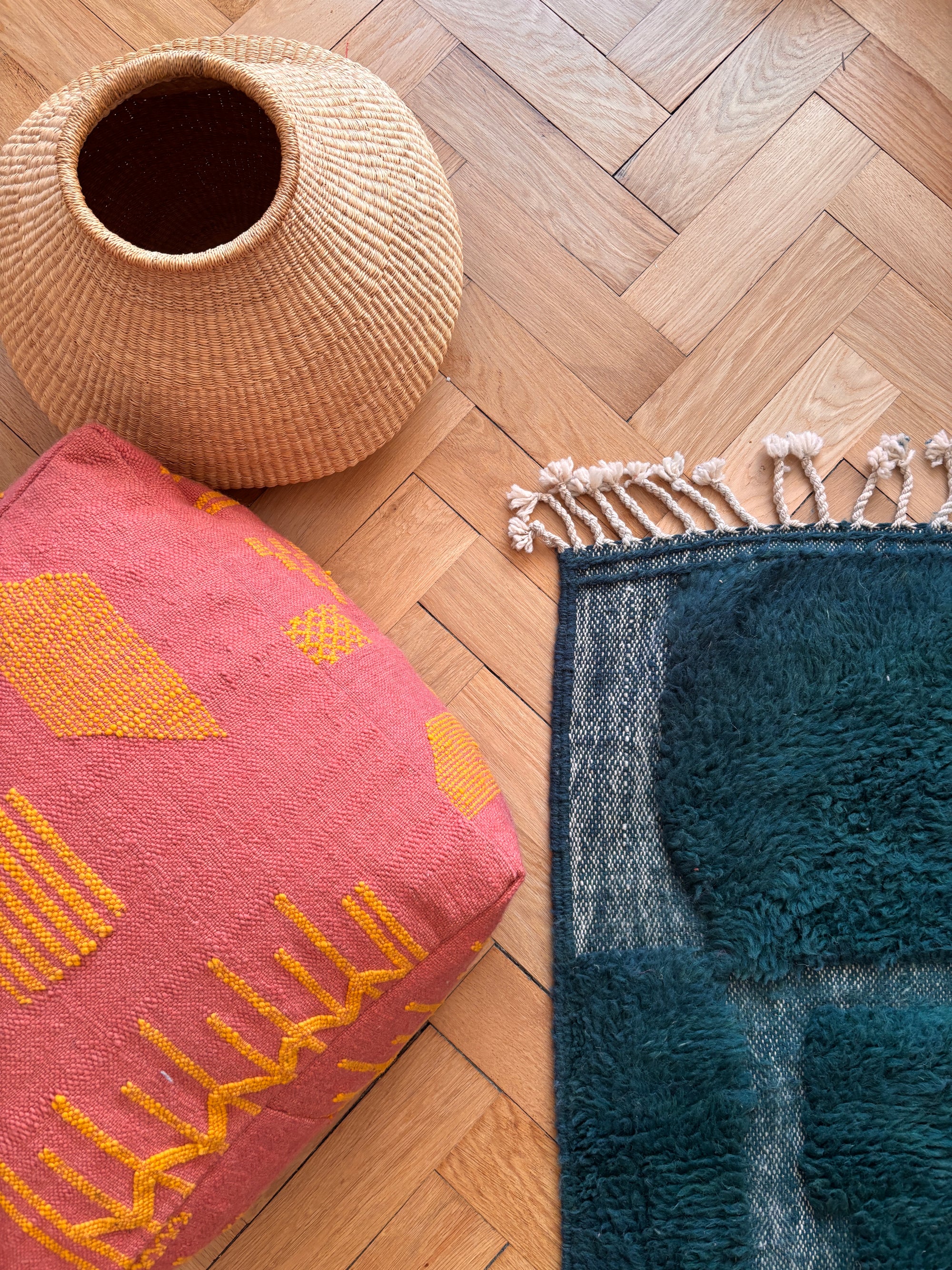 Berber Bodenkissen terracotta mit gelbem Muster aus Wolle – Boho Sitzkissen 60x60 cm