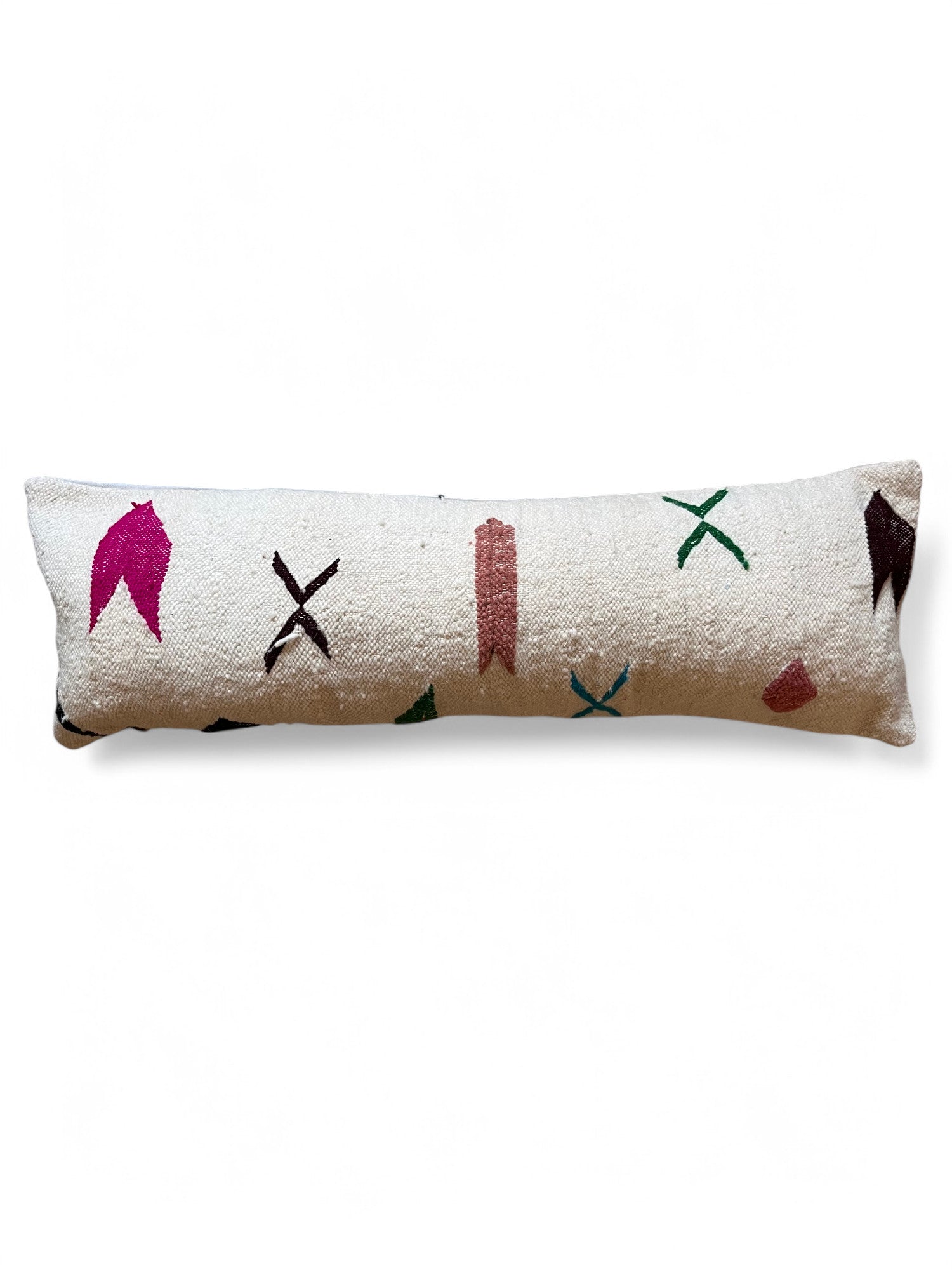 Das LEY! Kissen - Colorful Line - 35 x 90 von LEY! ist ein langes, weißes, strukturiertes Kissen, handgefertigt in Marrakesch, mit einfachen bunten X und Pfeilen in rosa, grün, schwarz und braun. Abgebildet auf einem weißen Hintergrund.