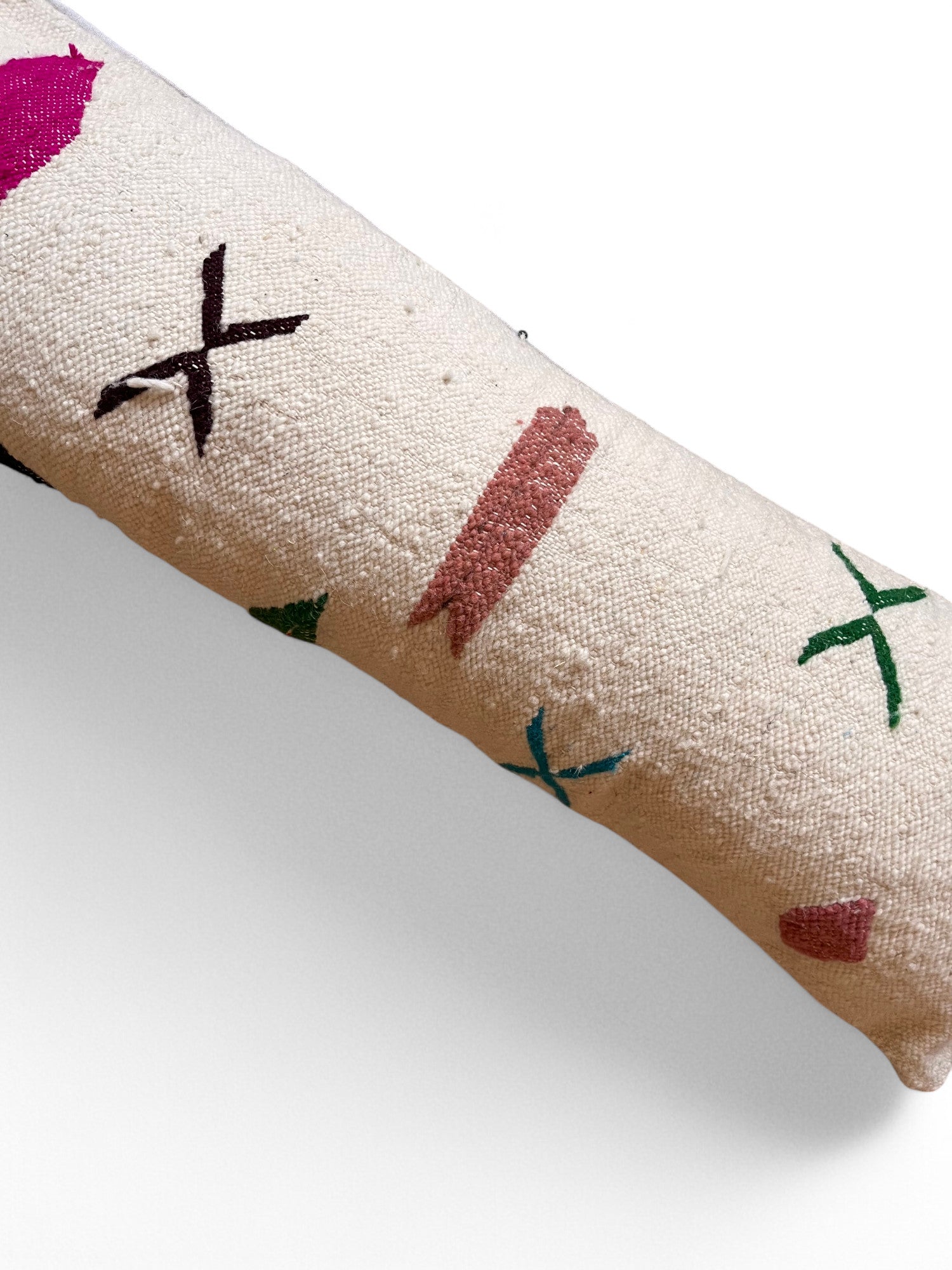 Ein Ausschnitt aus dem LEY! Kissen - Colorful Line - 35 x 90 von LEY! zeigt handgestickte bunte Formen und Linien auf cremefarbener Schurwolle, die die einzigartige Handwerkskunst von Handarbeit Marrakesch vor einem weißen Hintergrund präsentieren.